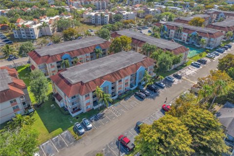 Condo in Hialeah, Florida, 2 bedrooms  № 1713766 - photo 1