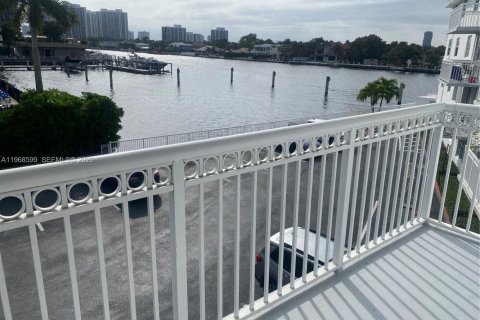 Кондоминиум с 2 спальнями в Халландейл-Бич, Флорида № 2031614