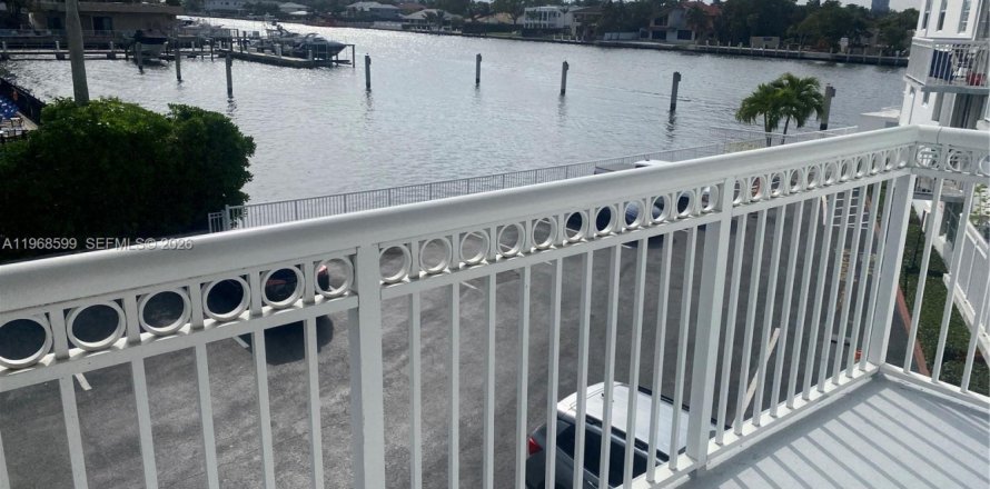 Condo à Hallandale Beach, Floride, 2 chambres  № 2031614