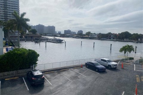 Copropriété à louer à Hallandale Beach, Floride: 2 chambres, 87.79 m2 № 2031614 - photo 2