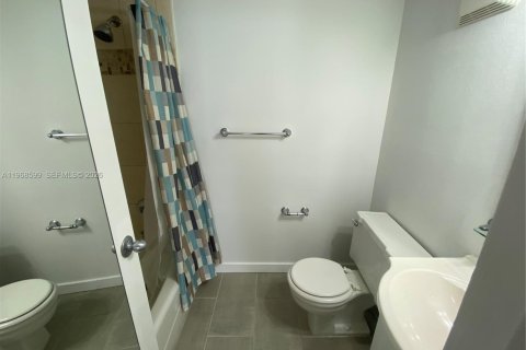 Copropriété à louer à Hallandale Beach, Floride: 2 chambres, 87.79 m2 № 2031614 - photo 8