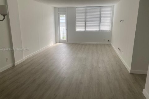Copropriété à louer à Hallandale Beach, Floride: 2 chambres, 87.79 m2 № 2031614 - photo 4