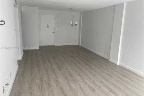 Copropriété à louer à Hallandale Beach, Floride: 2 chambres, 87.79 m2 № 2031614 - photo 3