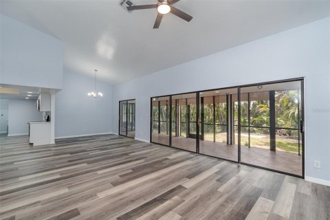 House in Fort Myers, Florida 3 bedrooms, 166.95 sq.m. № 2232644 - photo 8