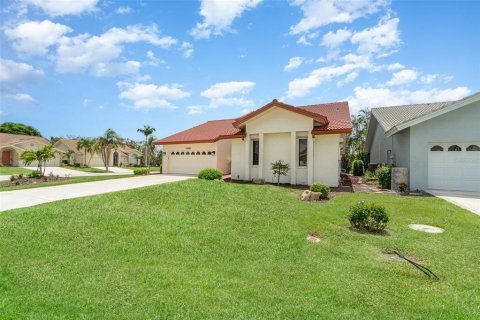 House in Fort Myers, Florida 3 bedrooms, 166.95 sq.m. № 2232644 - photo 2