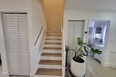 Touwnhouse à vendre à Miami, Floride: 3 chambres, 117.99 m2 № 1948685 - photo 12