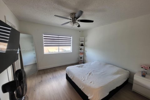 Touwnhouse à vendre à Miami, Floride: 3 chambres, 117.99 m2 № 1948685 - photo 14