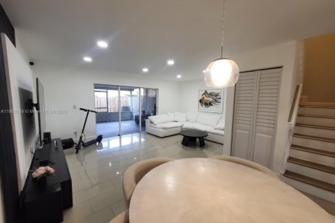 Touwnhouse à vendre à Miami, Floride: 3 chambres, 117.99 m2 № 1948685 - photo 8