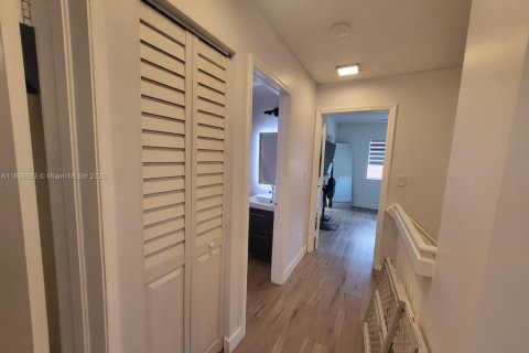 Touwnhouse à vendre à Miami, Floride: 3 chambres, 117.99 m2 № 1948685 - photo 19