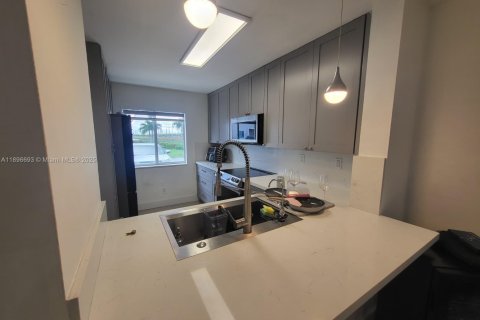 Touwnhouse à vendre à Miami, Floride: 3 chambres, 117.99 m2 № 1948685 - photo 5