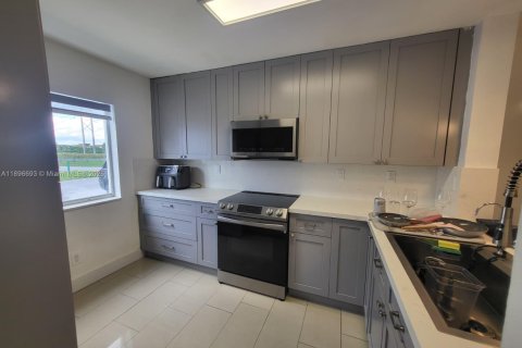 Touwnhouse à vendre à Miami, Floride: 3 chambres, 117.99 m2 № 1948685 - photo 2