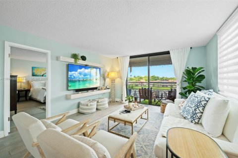Condo in Pembroke Pines, Florida, 2 bedrooms  № 1950508 - photo 1