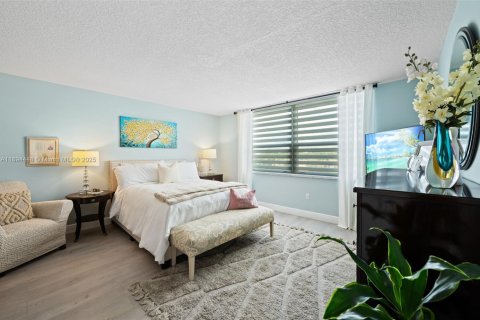 Condo in Pembroke Pines, Florida, 2 bedrooms  № 1950508 - photo 16