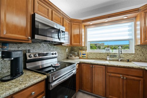 Condo in Pembroke Pines, Florida, 2 bedrooms  № 1950508 - photo 5