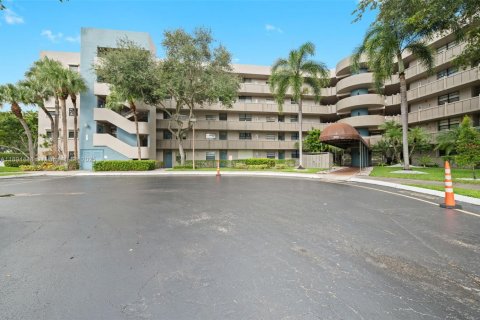 Condo in Pembroke Pines, Florida, 2 bedrooms  № 1950508 - photo 25