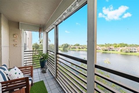 Condo in Pembroke Pines, Florida, 2 bedrooms  № 1950508 - photo 14