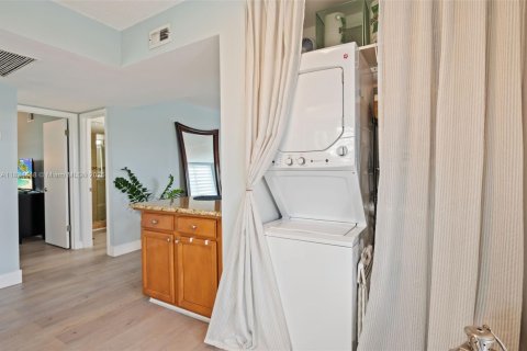 Condo in Pembroke Pines, Florida, 2 bedrooms  № 1950508 - photo 23