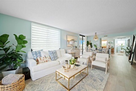 Condo in Pembroke Pines, Florida, 2 bedrooms  № 1950508 - photo 10