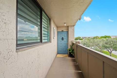 Condo in Pembroke Pines, Florida, 2 bedrooms  № 1950508 - photo 27