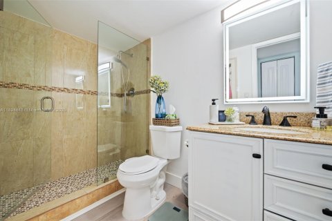 Condo in Pembroke Pines, Florida, 2 bedrooms  № 1950508 - photo 22