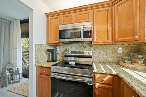 Condo in Pembroke Pines, Florida, 2 bedrooms  № 1950508 - photo 7