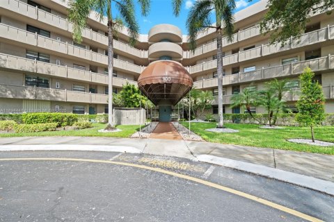 Condo in Pembroke Pines, Florida, 2 bedrooms  № 1950508 - photo 24