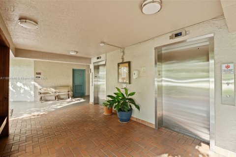 Condo in Pembroke Pines, Florida, 2 bedrooms  № 1950508 - photo 26