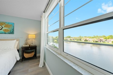 Condo in Pembroke Pines, Florida, 2 bedrooms  № 1950508 - photo 18
