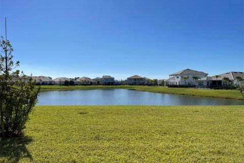 Снять в аренду виллу или дом в Уэстлейк, Флорида 5 спален, 309.36м2, № 1963224 - фото 24