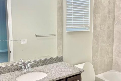 Снять в аренду виллу или дом в Уэстлейк, Флорида 5 спален, 309.36м2, № 1963224 - фото 8