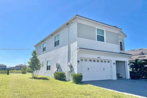 Снять в аренду виллу или дом в Уэстлейк, Флорида 5 спален, 309.36м2, № 1963224 - фото 2