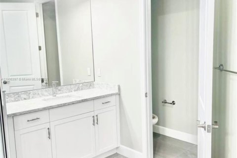 Снять в аренду виллу или дом в Уэстлейк, Флорида 5 спален, 309.36м2, № 1963224 - фото 20