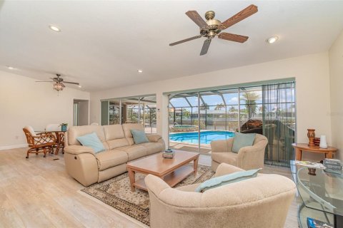 House in Port Charlotte, Florida 3 bedrooms, 251.95 sq.m. № 1652571 - photo 15