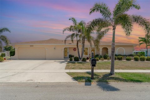 House in Port Charlotte, Florida 3 bedrooms, 251.95 sq.m. № 1652571 - photo 1