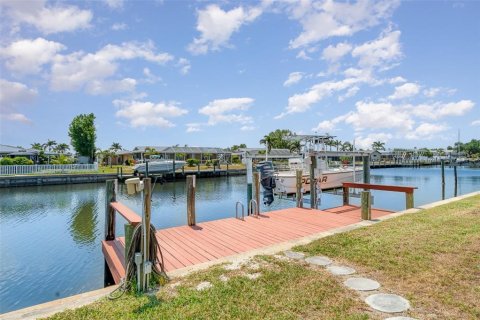 House in Port Charlotte, Florida 3 bedrooms, 251.95 sq.m. № 1652571 - photo 30
