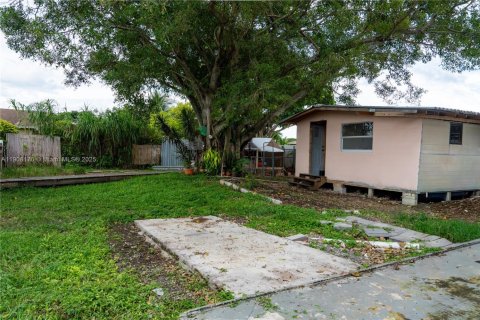 House in Miami, Florida 3 bedrooms, 111.48 sq.m. № 1967787 - photo 19