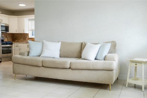 House in Miami, Florida 3 bedrooms, 111.48 sq.m. № 1967787 - photo 26