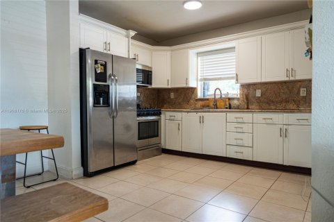 House in Miami, Florida 3 bedrooms, 111.48 sq.m. № 1967787 - photo 8