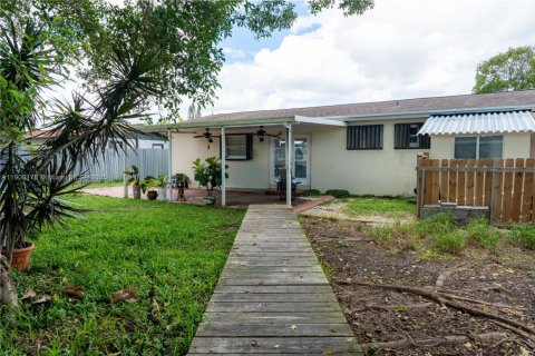 House in Miami, Florida 3 bedrooms, 111.48 sq.m. № 1967787 - photo 13
