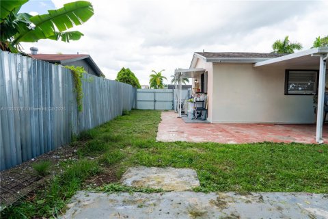 House in Miami, Florida 3 bedrooms, 111.48 sq.m. № 1967787 - photo 23