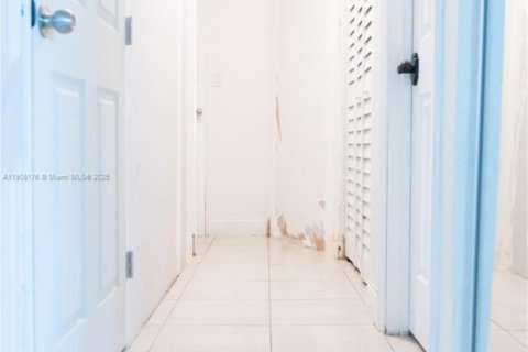 House in Miami, Florida 3 bedrooms, 111.48 sq.m. № 1967787 - photo 17