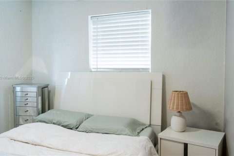 House in Miami, Florida 3 bedrooms, 111.48 sq.m. № 1967787 - photo 20