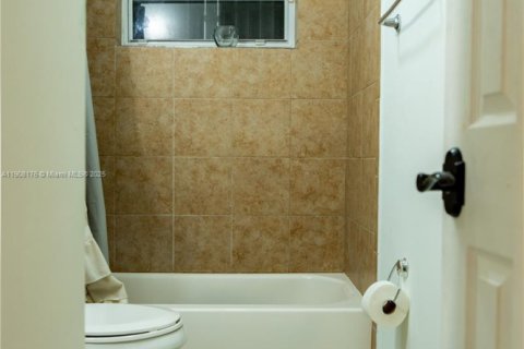 House in Miami, Florida 3 bedrooms, 111.48 sq.m. № 1967787 - photo 16