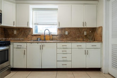 House in Miami, Florida 3 bedrooms, 111.48 sq.m. № 1967787 - photo 10