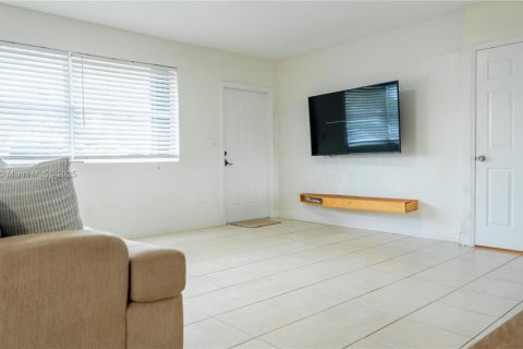 House in Miami, Florida 3 bedrooms, 111.48 sq.m. № 1967787 - photo 27