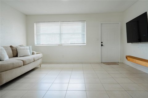 House in Miami, Florida 3 bedrooms, 111.48 sq.m. № 1967787