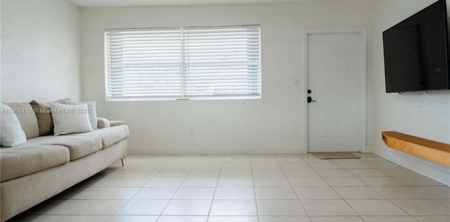 House in Miami, Florida 3 bedrooms, 111.48 sq.m. № 1967787