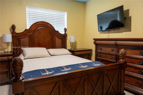 House in Miami, Florida 3 bedrooms, 111.48 sq.m. № 1967787 - photo 14