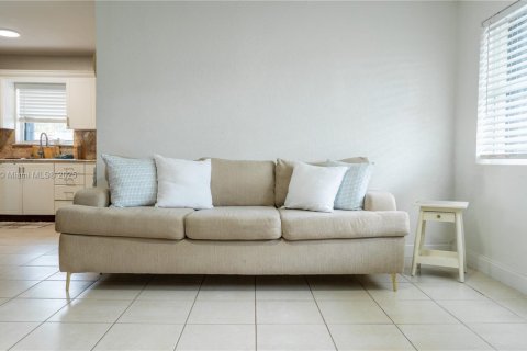 House in Miami, Florida 3 bedrooms, 111.48 sq.m. № 1967787 - photo 3