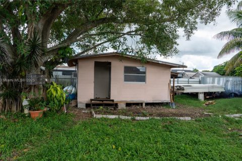 House in Miami, Florida 3 bedrooms, 111.48 sq.m. № 1967787 - photo 25